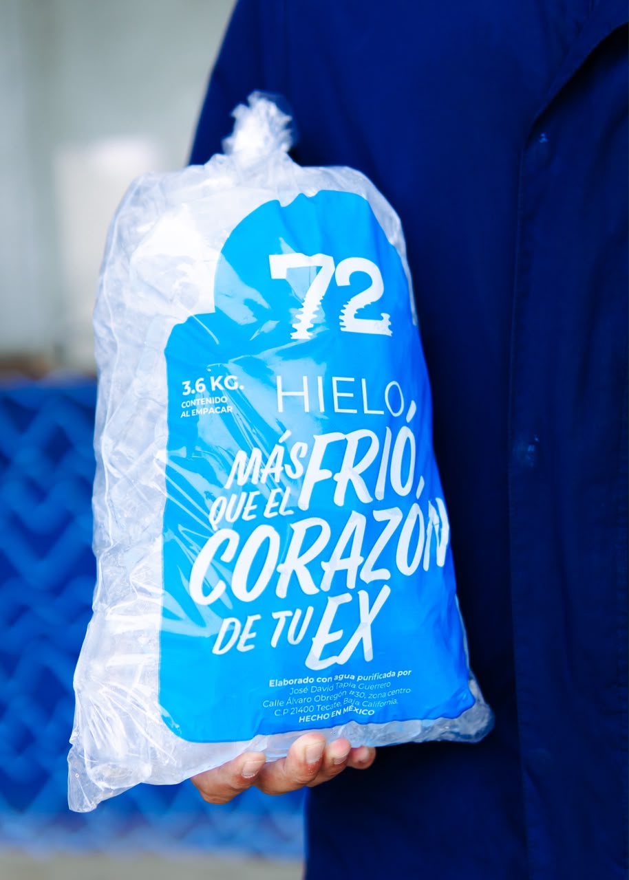 Bolsa de hielo 72 de 3.6 kg sostenida a mano