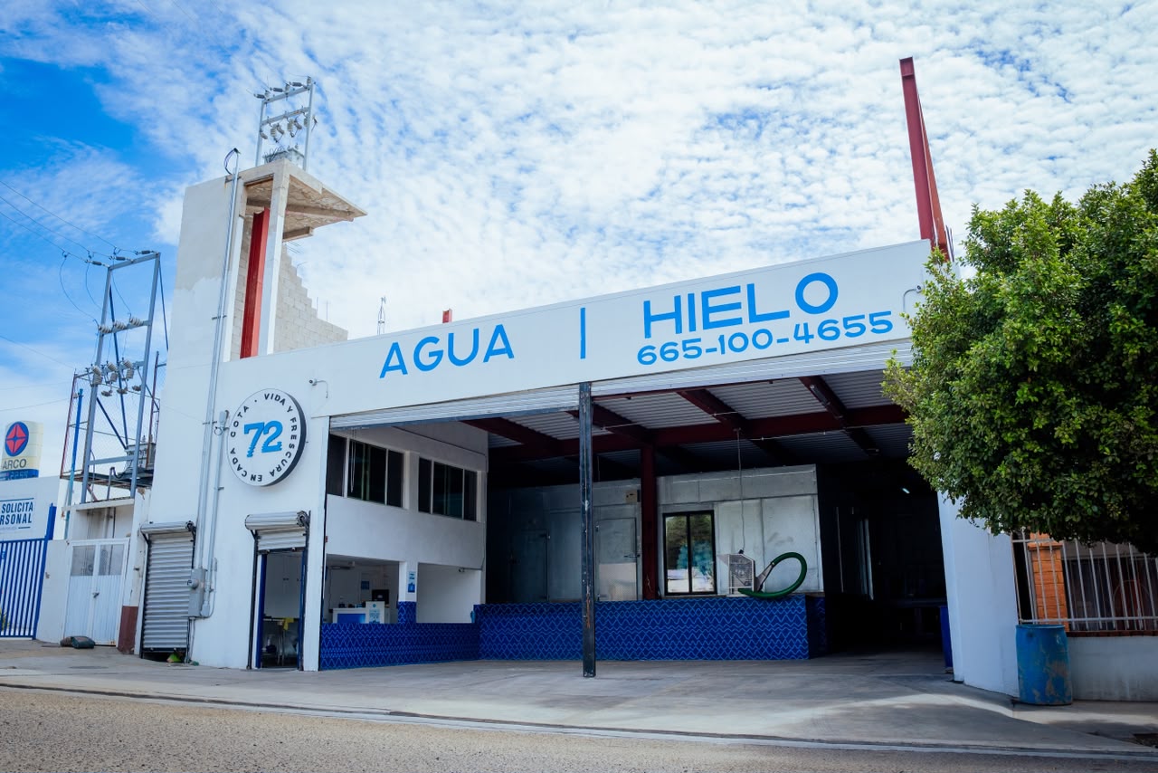 Fachada del local de 72 Agua Hielo en Tecate, Baja California